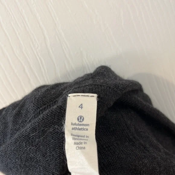 Lululemon Gorgeous Top! Size 4! 🥰 - Picture 5 of 5